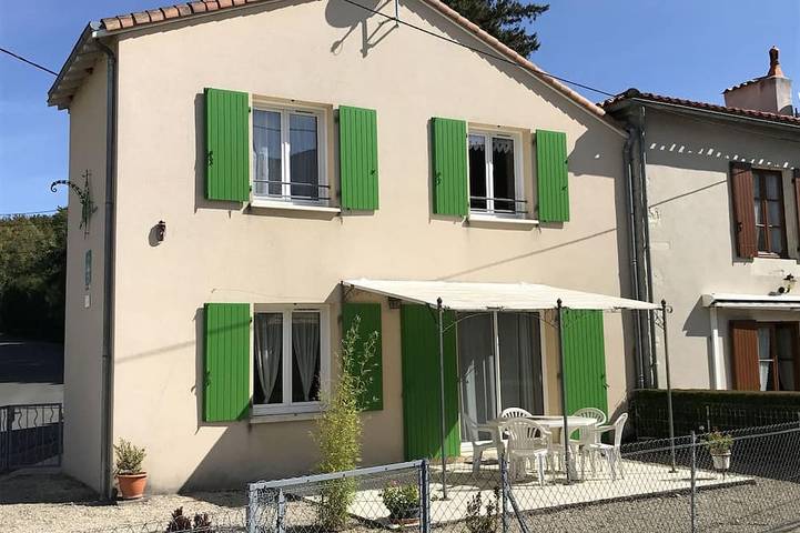 Location de vacances pour 5 personnes, avec terrasse à Lizant