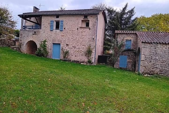 Location de vacances pour 4 personnes, avec jardin à Saint-Vincent-Rive-d'Olt