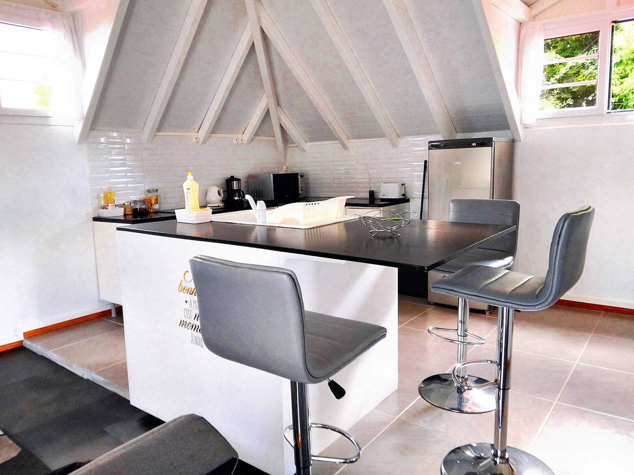 Entire studio, Bright studio with sea view in Baillif – 45 sqm + Terrace in Baillif, Guadeloupe (Caribbean)