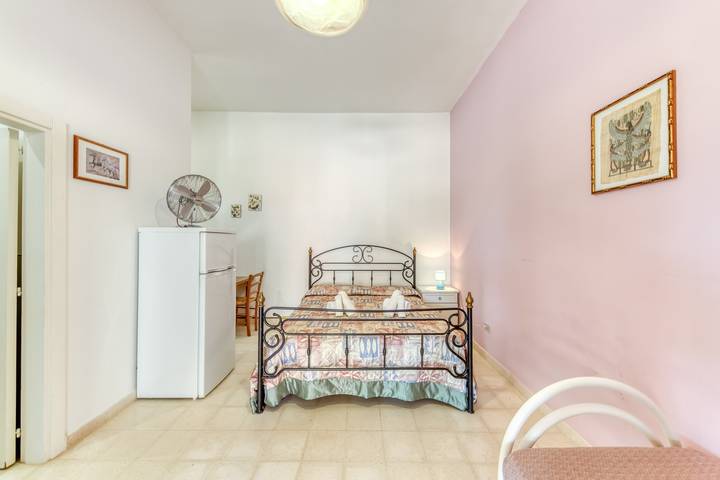 Hel lejlighed, Apartment 'Le Colonie - Monolocale' with Private Terrace and Shared Garden in Presicce, Taranto-bugten