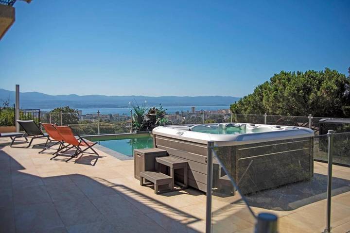 Villa pour 10 personnes, avec vue ainsi que piscine et jardin, animaux acceptés à Ajaccio - 2