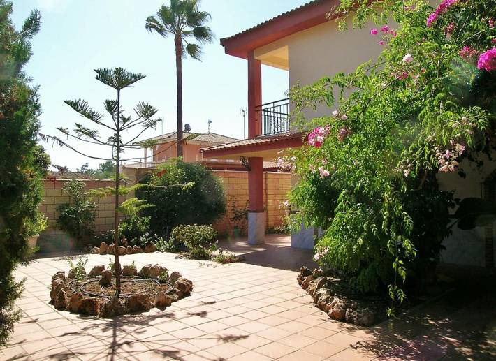 Casa rural para 5 personas, con Balcón y Terraza además de Jardín y Piscina en Lepe