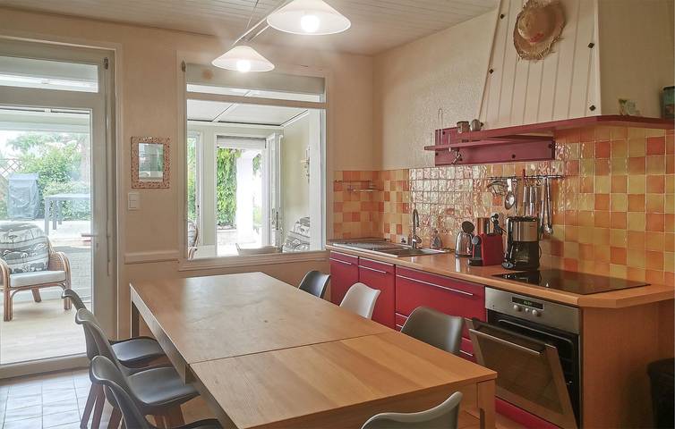 Retraite en bord de mer avec jardin et parking, à 200 m de la plage in L'Aiguillon-sur-Mer, Fontenay-le-Comte