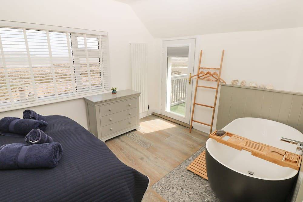 2 Salt Cottage, pet friendly, character holiday cottage in Port Eynon in Swansea region