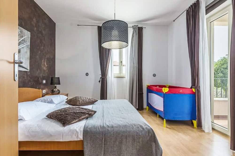 Quiet and beautiful house with amazing sea view and outside kitchen by the pool in Raša, Ostküste Istrien