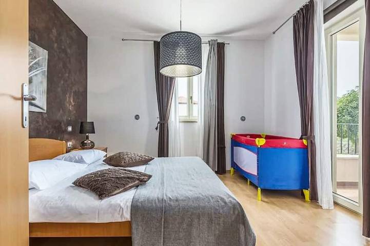 Quiet and beautiful house with amazing sea view and outside kitchen by the pool in Raša, Côte Est de l'Istrie