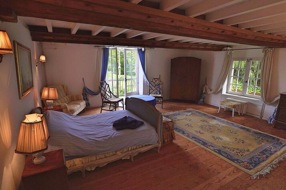 Carriage House auf dem Gelände des Chateau Le Mont Epinguet in Brix, Côte de la Déroute
