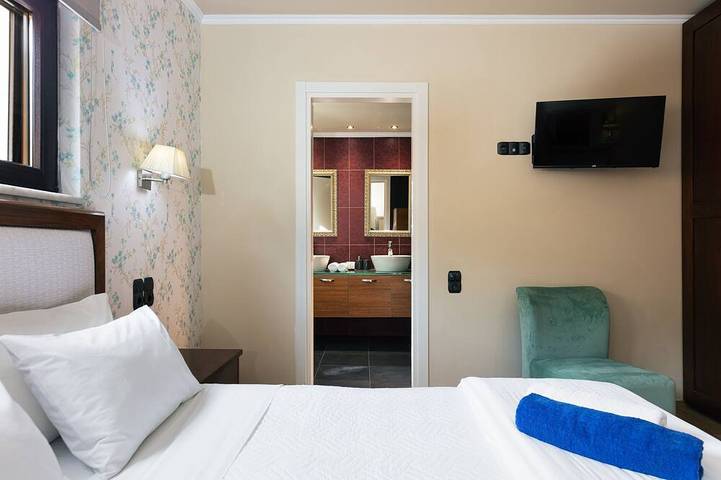 Heated pool, kids pool, gorge and sea views! in Rethymno en omgeving