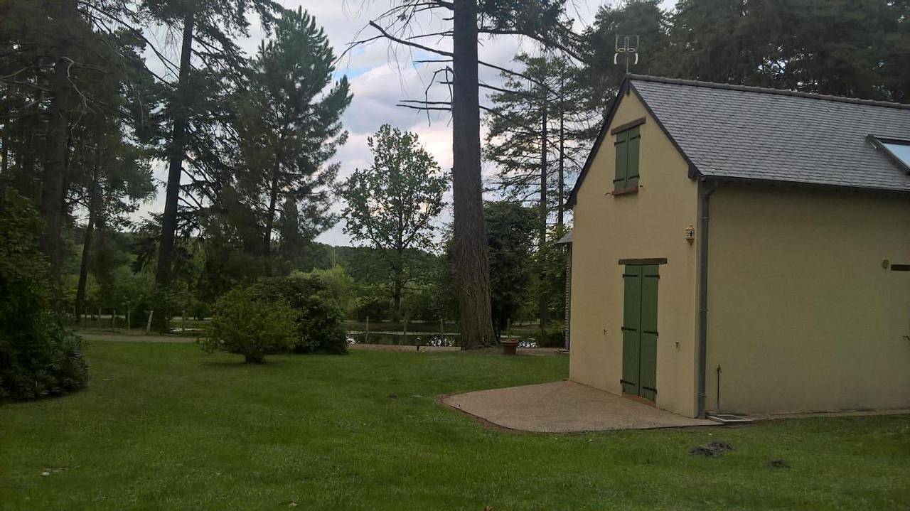 Gite meublé avec étang en lisière de forêt. in Saint-Mars-d'Outillé, Sarthe