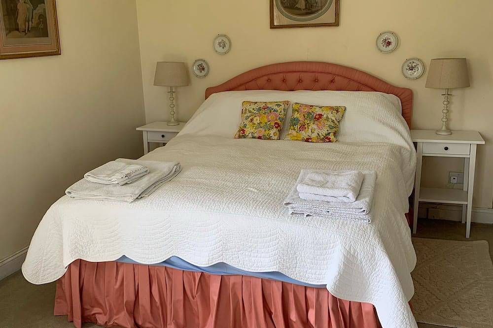 Stunning lake view countryside Irish property. Cozy and comfortable.  in Kilmallock, County Limerick