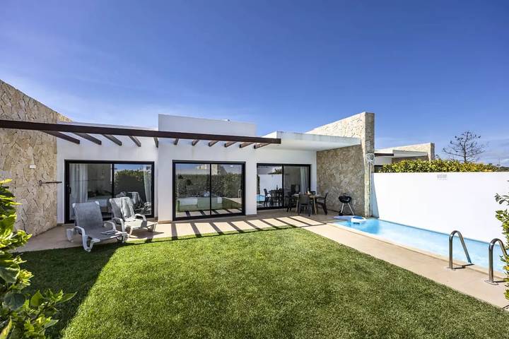 Villa for 4 people, with garden and pool in Sagres