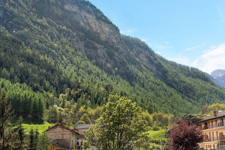 Appartement entier, Appartement 'Alta Valle Maira C' avec vue sur les montagnes, jardin partagé et Wi-Fi in Acceglio, Province de Coni