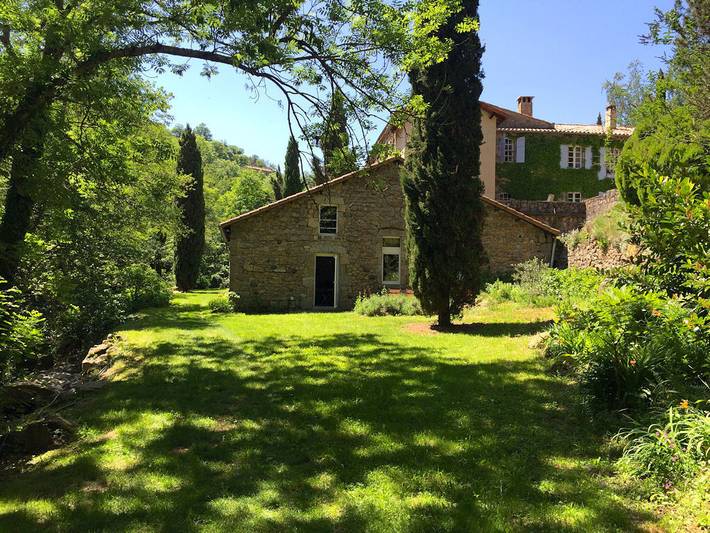 Gîte pour 8 personnes, avec terrasse ainsi que piscine et jardin à Saint-Pierreville