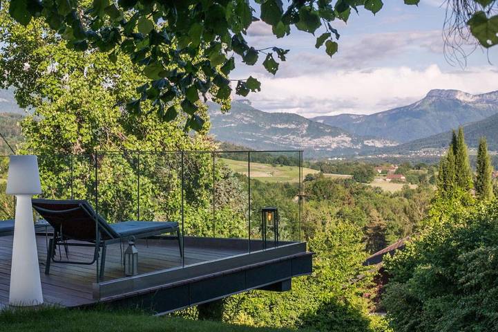 Location de vacances pour 8 personnes, avec Balcon et Terrasse ainsi que Jardin et Piscine à Pringy
