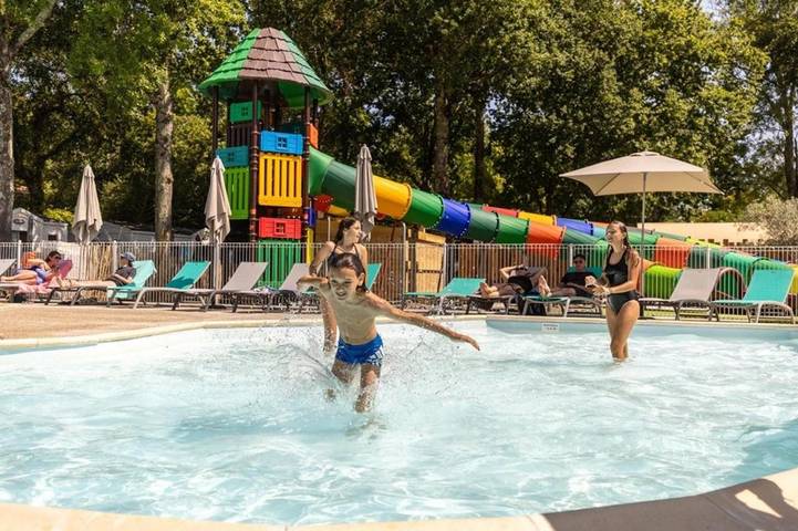 Camping pour 4 personnes, avec piscine et bassin pour enfant, animaux acceptés
