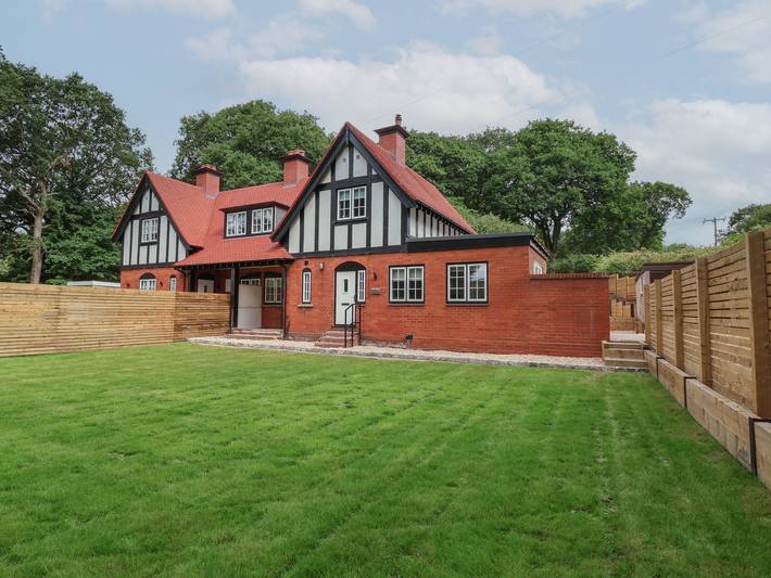 Log cabin for 4 people, with garden in Delamere