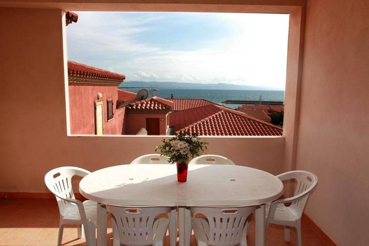 Appart’hôtel pour 7 personnes, avec Balcon ainsi que Terrasse et Jardin à Isola Rossa