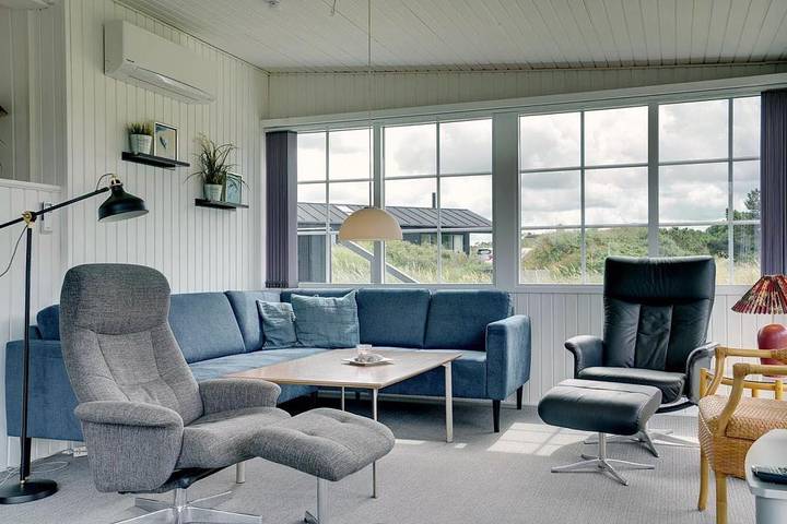 Schönes Ferienhaus mit Dünenblick, Whirlpool und Sauna – Hjelmevej 84 in Henne, Varde