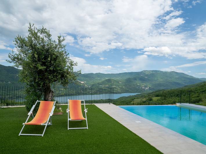 Appartamento per 4 persone, con balcone e vista lago nonché giardino, con animali domestici in Provincia di Chieti