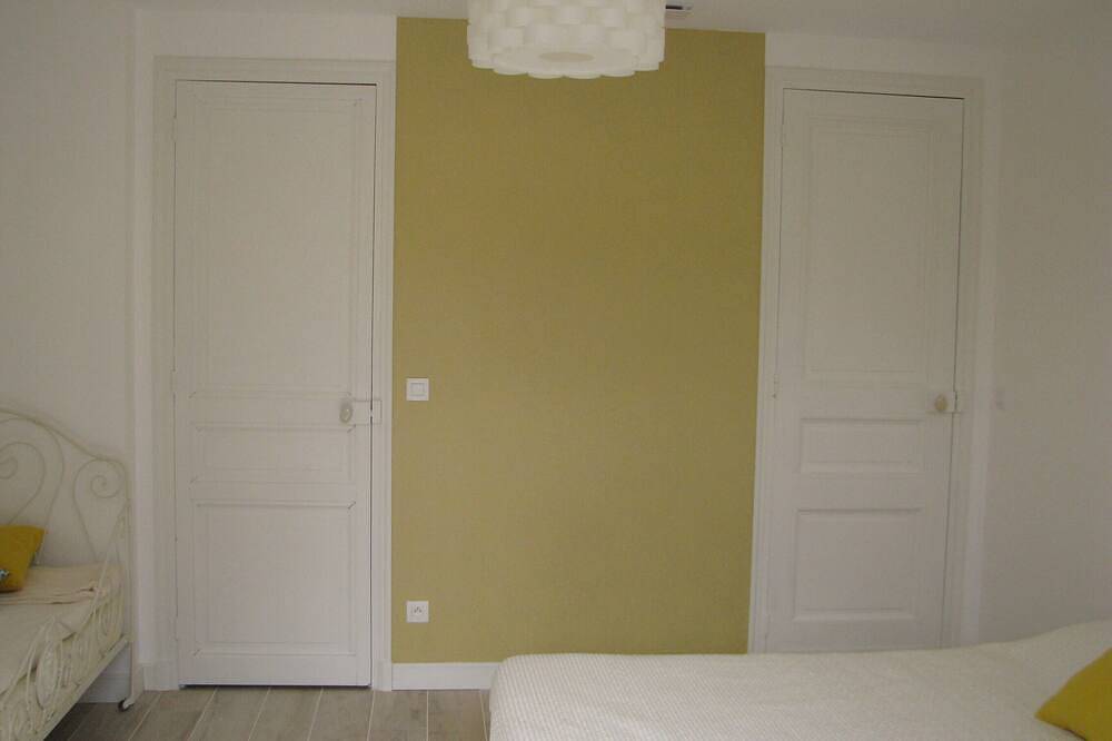 Chambre spacieuse dans charmante charentaise in Échillais, Région de Rochefort