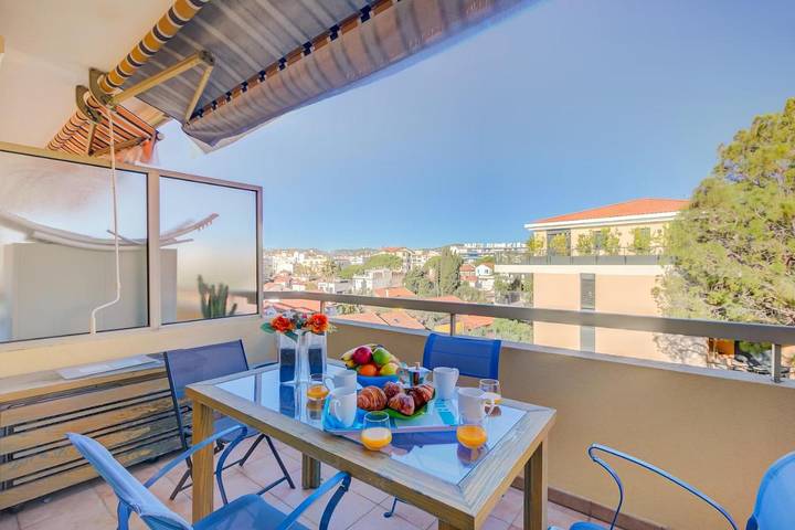 Gîte pour 3 personnes, avec Balcon et Piscine dans Office De Tourisme De Juan Les Pins