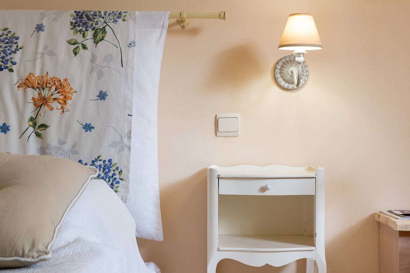 Chambre d’hôtes « Le Mas Du - Chambre Loup » avec vue sur la montagne, terrasse partagée et Wi-Fi in Moustiers-Sainte-Marie, Parc naturel régional du Verdon