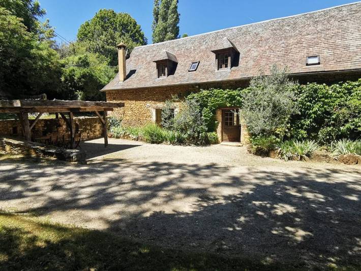 Location de vacances pour 9 personnes, avec piscine à Saint-Amand-de-Coly