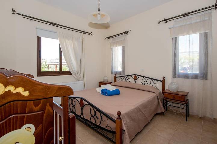 4bdr Familienfreundliche Villa mit 400sq. m. Spielplatz, privates beheiztes Schwimmbad in Südzypern