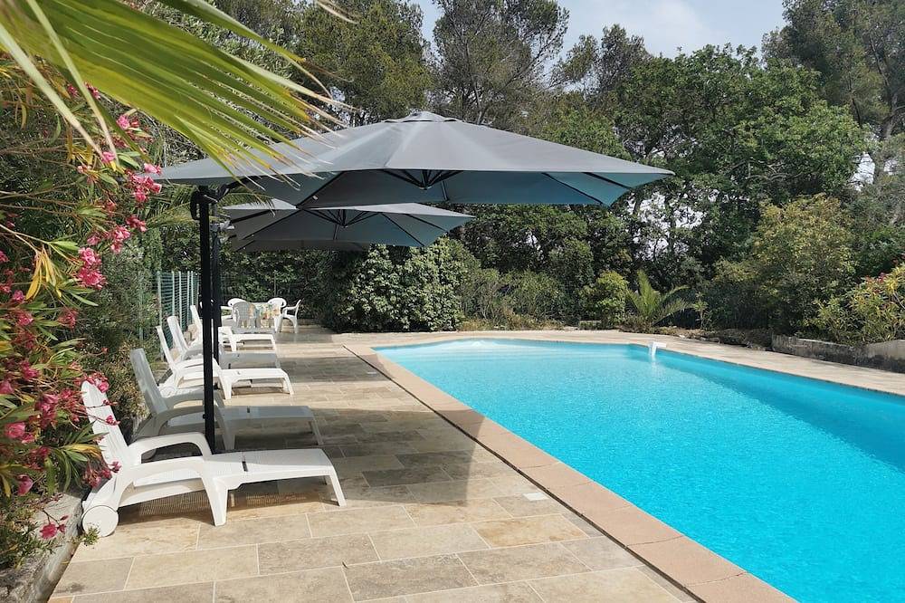 Grande Villa 12 Pers. à 5 mn des plages. Grande Piscine Et 2000m2 terrain. in Six-Fours-les-Plages, Côte méditerranéenne (France)