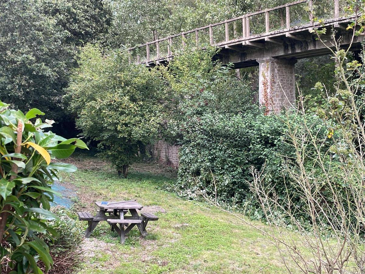 Maison du Viaduc du bout de la ville in Jugon-les-Lacs, Région de Dinan