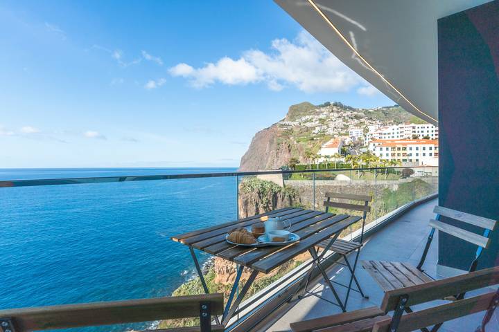 Gîte pour 6 personnes, avec balcon ainsi que piscine et vue sur l’océan à Câmara de Lobos