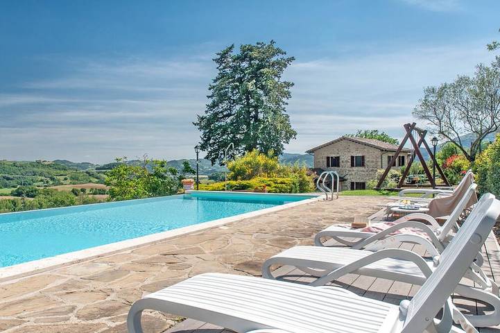 Gîte pour 14 personnes, avec Jardin dans Ripa