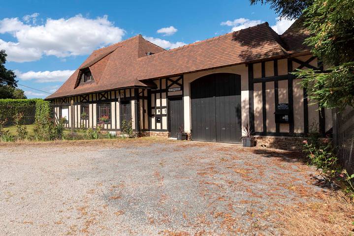 Gîte pour 6 personnes, avec piscine et vue sur le lac ainsi que terrasse et jardin, animaux acceptés à Livré-la-Touche