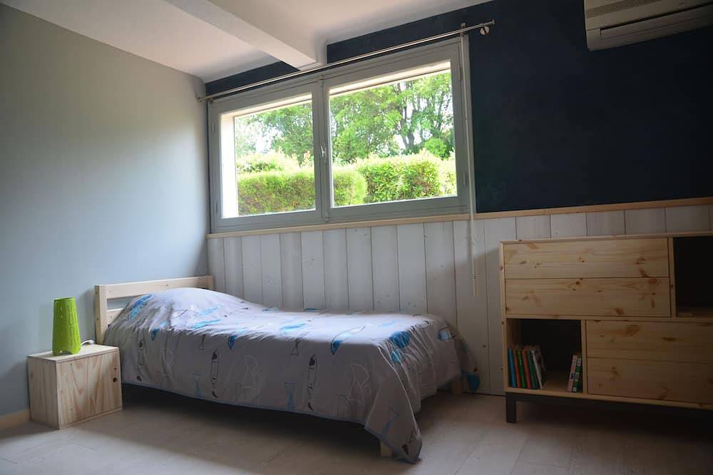 Seaside and very quiet, ground floor villa renovated 6 people 90 m2 in beautiful garden in Saint-Aygulf, Frejus
