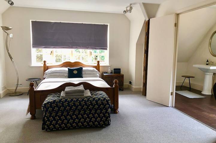Beautiful S.Downs Cottage w/pool,tennis and a private gate leads onto the Downs. in Milland, South Downs