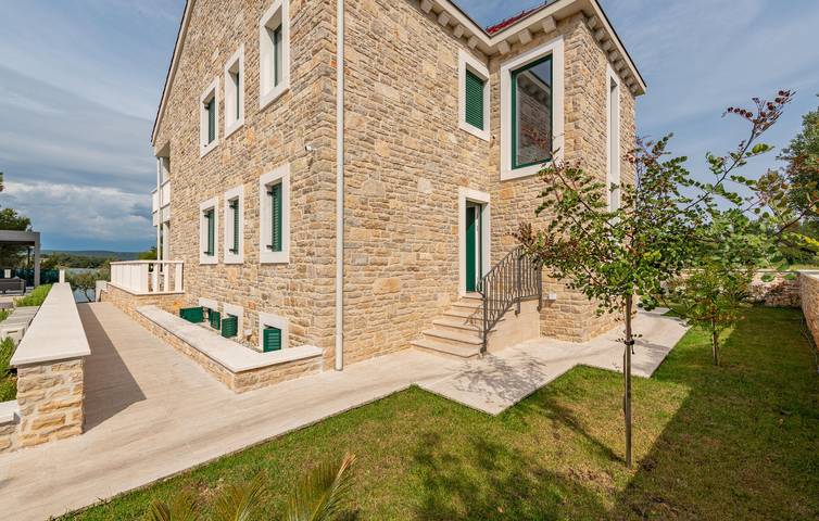 Ganze Ferienwohnung, Apartment am Meer mit Terrasse, WLAN und Parkplatz in der Nähe von Pasman in Pasman Stadt, Pasman