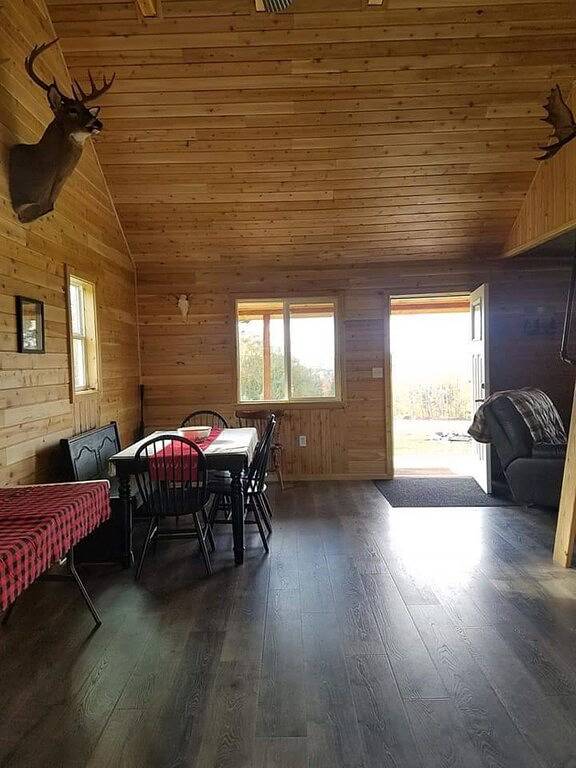 Log cabin for 4 people, with yard in Maine