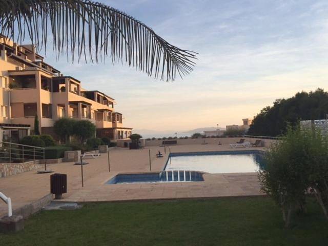 Apartamento para 4 personas, con Balcón y Terraza además de Jardín y Piscina en Calabardina