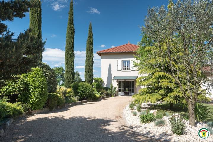 Gîte pour 6 personnes, avec jardin ainsi que piscine et terrasse