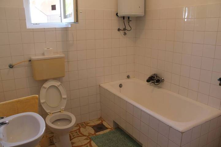 Ganze Wohnung, 3-Zimmer-Ferienwohnung mit Terrasse und Meerblick Zaboric, Sibenik in Žaborić, Šibenik-Knin
