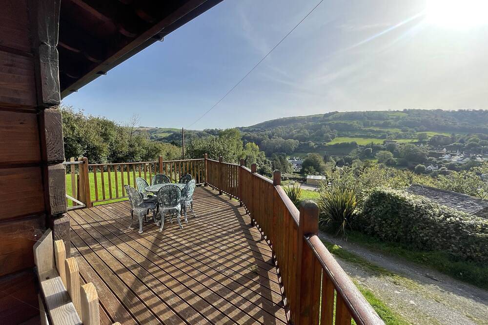 Quiet Sunny South Facing Lodge, Private Decking with Great views & Car Parking in Combe Martin, Exmoor