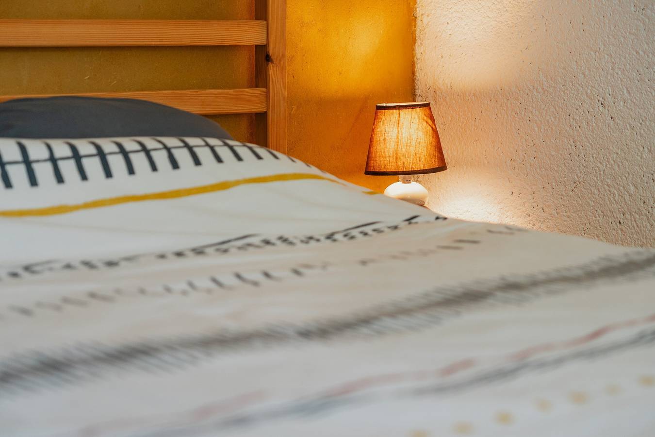Entire studio, Studio Apartment 'Gite 2 Personnes Sauna Et Étang' with Shared Garden and Wi-Fi in Broons, Dinan region