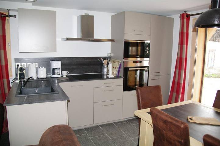 Gîte pour 8 personnes, avec terrasse dans Office De Tourisme De Notre Dame De Bellecombe - 2