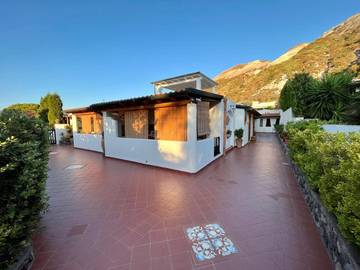 Chambre d’hôte pour 3 personnes, avec jardin ainsi que vue et terrasse, adapté aux familles dans Vulcano