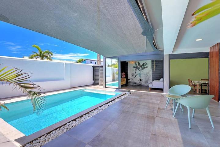 Location de vacances pour 6 personnes, avec terrasse ainsi que jardin et piscine à Sainte-Suzanne - 3