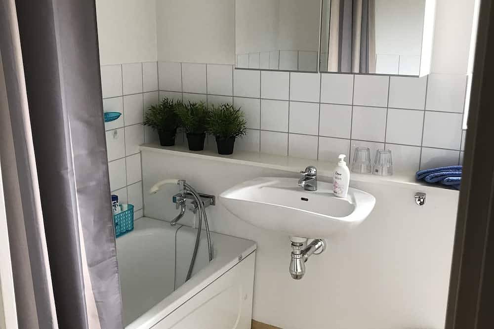 Ganze Wohnung, Neben den Freibädern von Malen und dem Meer wohnen Sie in einem eigenen Stadthaus in Båstad in Bastad, Bjärehalvön