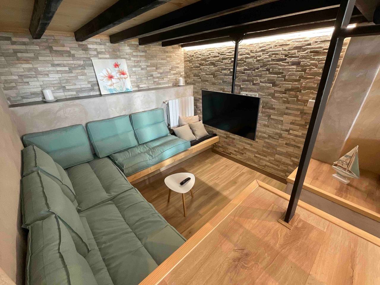 Hel lägenhet, Can Padrosa Loft: Modern Mini Loft for 2 with Pool near Costa Brava and Figueres in Riumors, Upper Empordà