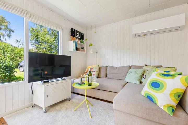 Gemütliches klassisches Ferienhaus mit überdachter Terrasse und großem Naturgrundstück – nur wenige Gehminuten vom kinderfreundlichen Strand von Ahl entfernt. in Ahl Strand, Ebeltoft