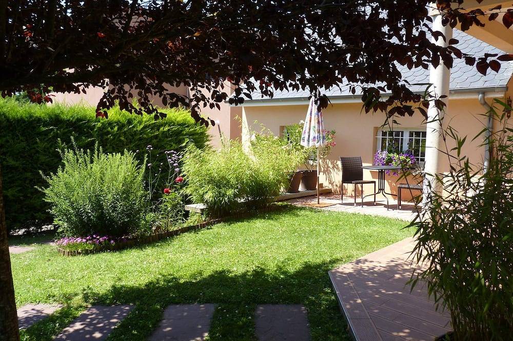 Studio Les Petits jardins in Marcillac-Vallon, Aveyron (desambiguación)