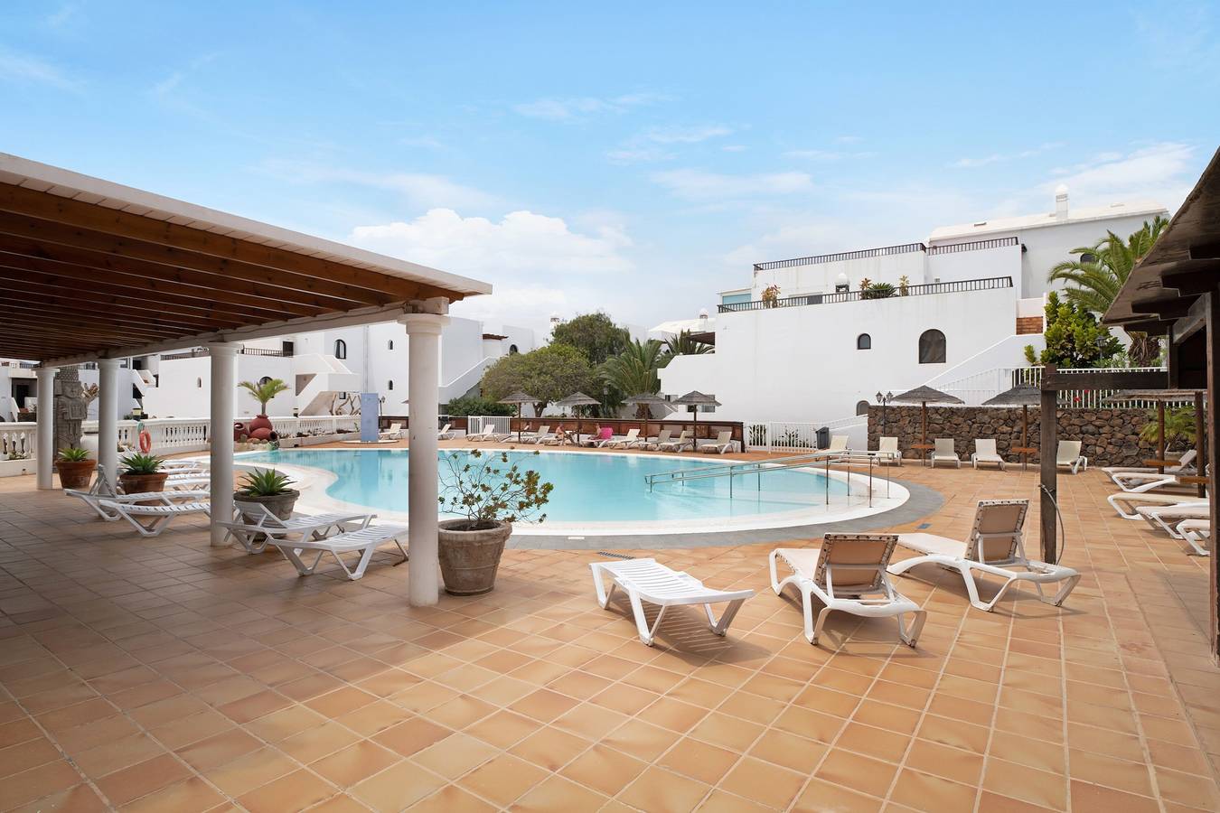 Appartement entier, Charmant appartement de rez-de-chaussée, proche plage, avec piscine partagée et Wi-Fi. in Costa Teguise, Teguise